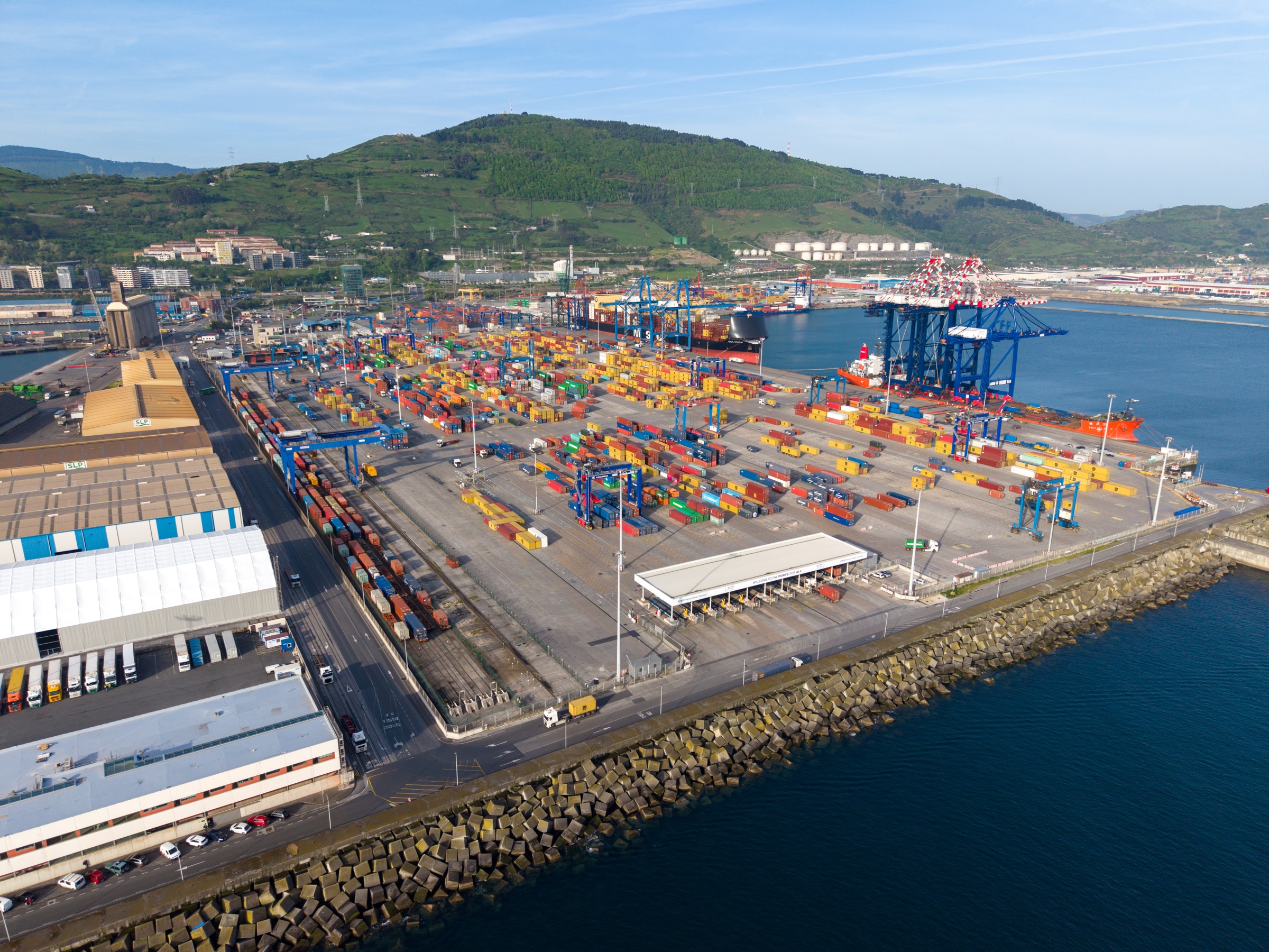 Terminal de contenedores desde el muelle
